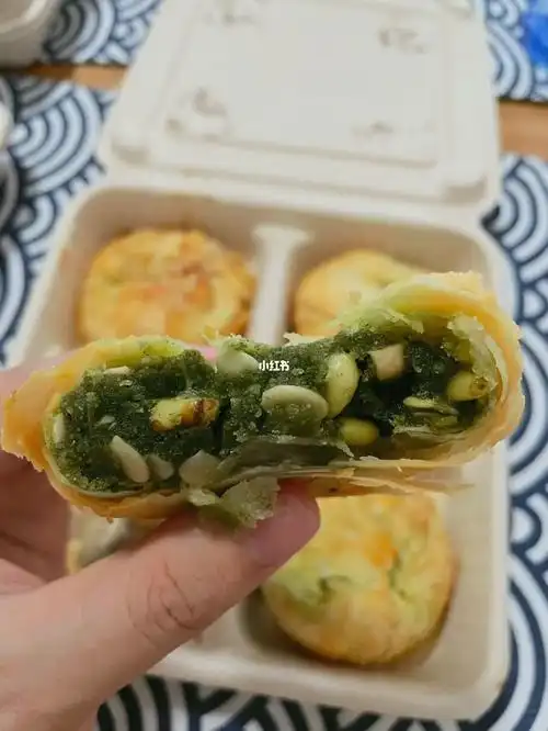 买到刚出炉月饼饼皮酥脆,味道鲜美,好吃97#上海龙华寺  #龙华寺月饼