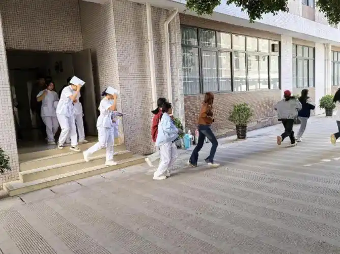 以练筑防临震不乱凉山卫生学校组织开展防震减灾应急疏散演练