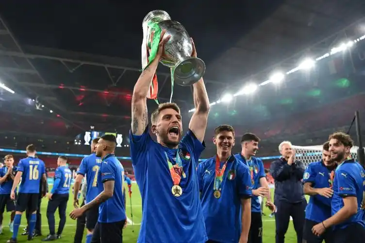2020欧洲杯颁奖仪式:时隔53年意大利再度夺冠捧杯