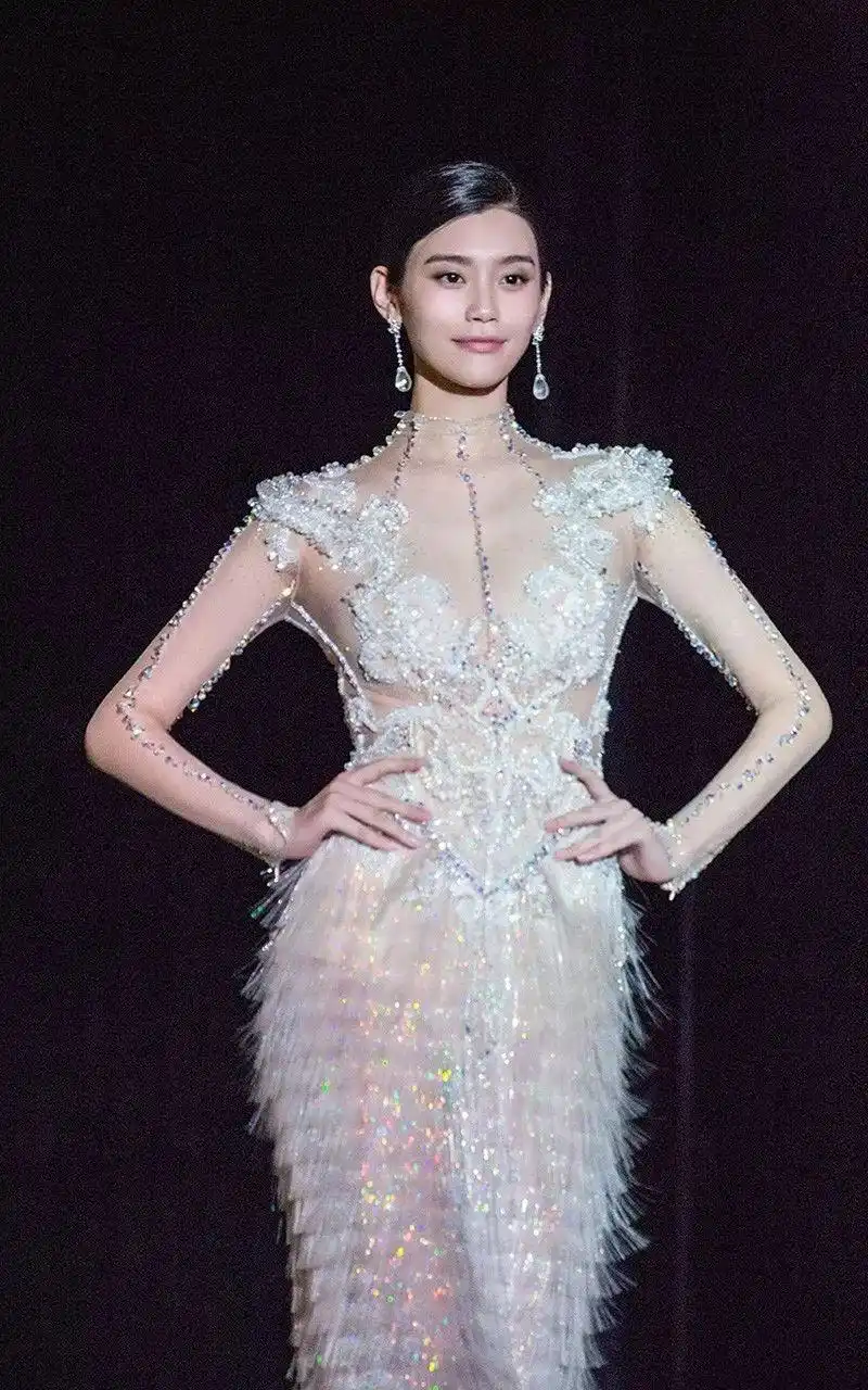 美天美丽:奚梦瑶一跤直接免试摔进今年维密大秀,究竟是为何?