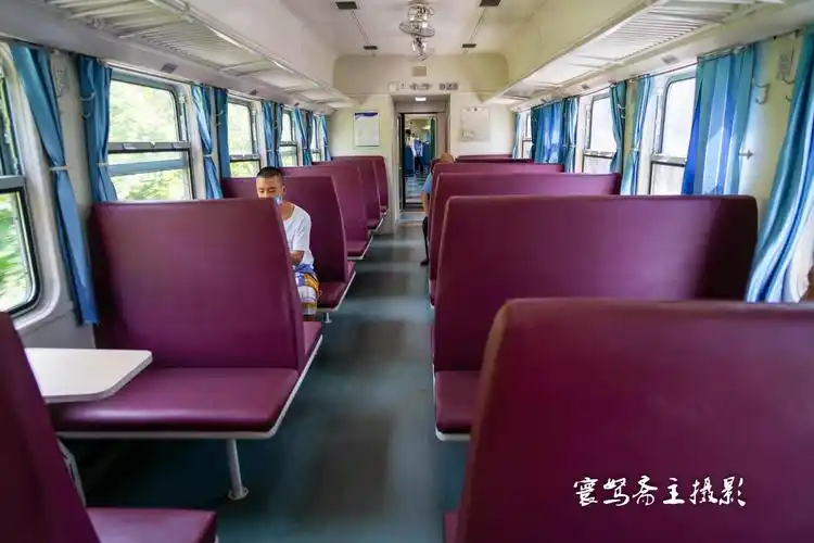 还是那趟坐过多次,熟悉得不能再熟悉的绿皮火车,从中间随便找了个车厢