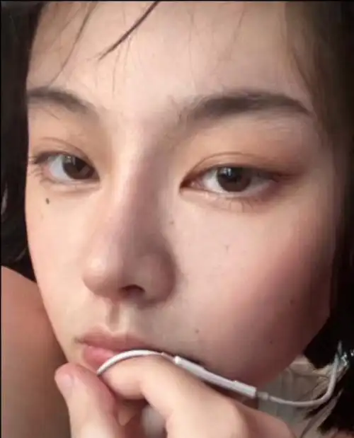 网红西红柿首次晒高清素颜照,p图痕迹依旧明显