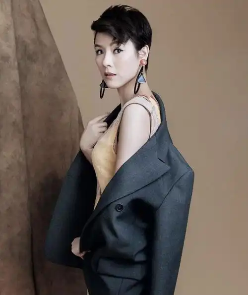 陈豪夫妻档亮相情侣装秀恩爱妻子陈茵薇生三个孩子仍年轻