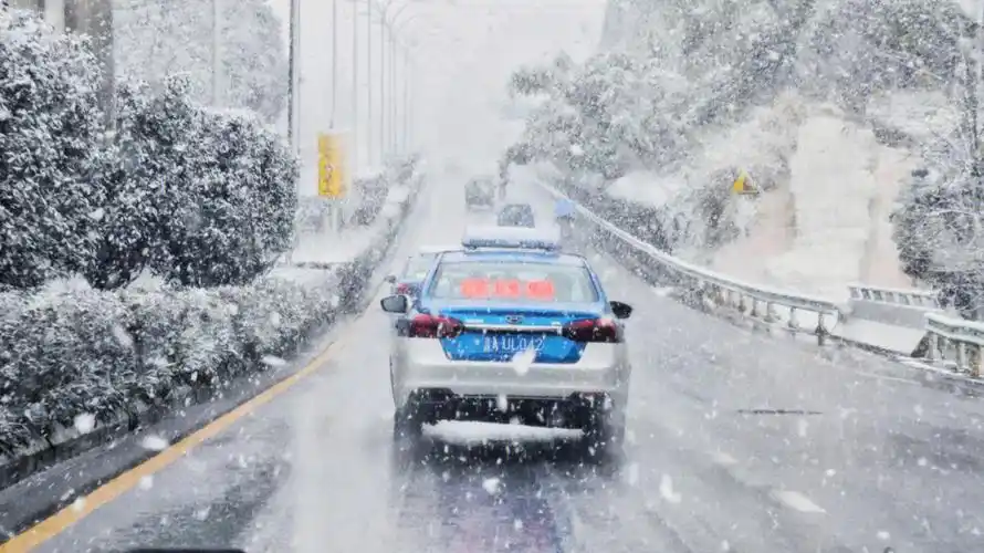 今天的贵阳下了好大的雪,很大,鹅毛大雪,不常见哦.