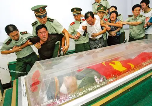 车涛灵柩前 父亲突发高血压