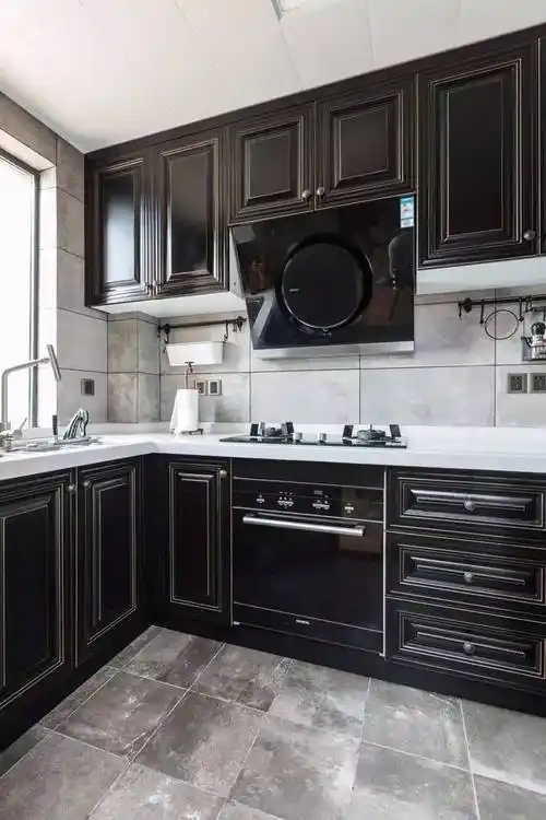 ▼黑色橱柜面板,搭配黑色烟机风口与黑色的消毒柜,整个厨房都呈现出一