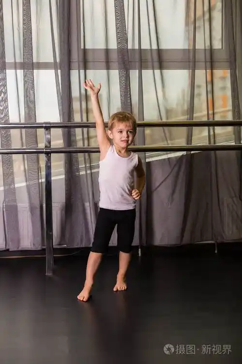 小男孩舞者在舞蹈工作室