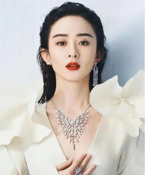 赵丽颖爷爷近照罕曝光!面容和善额头似复刻,谈及孙女满脸担心!