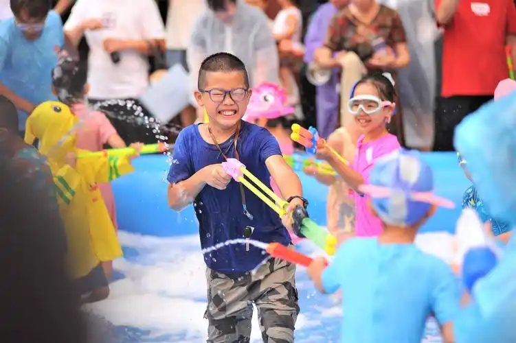 34度,哈市迎来入夏后最高温,这个小区搬来水上乐园助力避暑降温_儿童