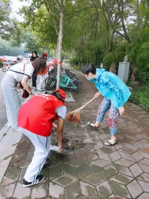 二中分校508班学生志愿者开展"小手拉大手,共创文明城"社会公益活动和