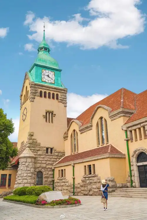 城市星罗棋布的红瓦尖顶建筑 令人倾心的欧式风格是德国人留下的痕迹