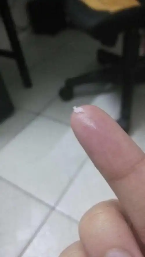 不粘锅炒完菜后有白色胶状物体,是什么?