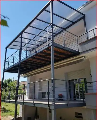 没阳台外墙直接用钢架搭建几层楼就搭几层阳台在国内这是违建