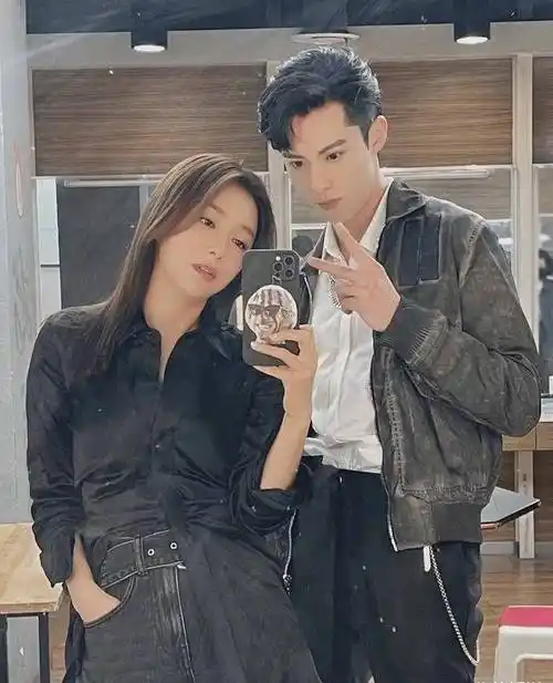 秦岚王鹤棣真是对神仙cp,戏里甜到戏外,现身机场还等对方一起走_观众