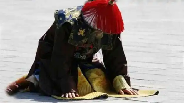 "多磕头,少说话"的原则