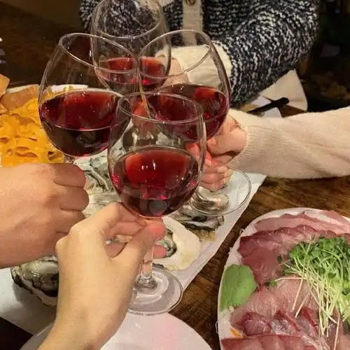 闺蜜喝红酒碰杯的图片