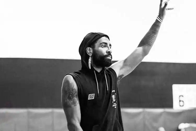 潮流电商kicks crew宣布凯里·欧文成为最新投资者兼首席社区官_合作