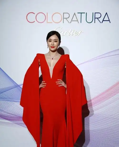 秦岚着正红色礼服,水袖深v,气质优雅_高清图集_新浪网