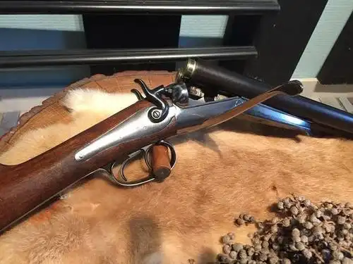 一把装饰简单的双管猎枪,制作于1934年,由瑞典一家枪械工厂制作