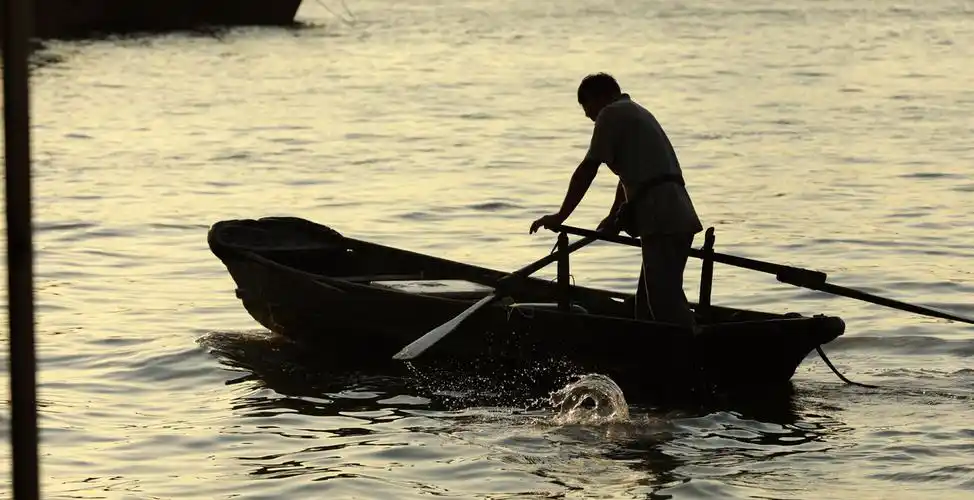 出海的船打鱼的民