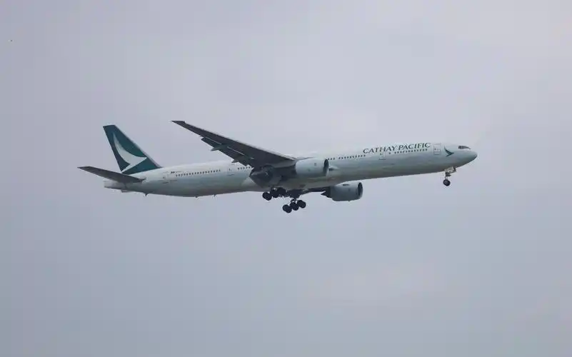 国泰航空波音777-300降落上海浦东国际机场