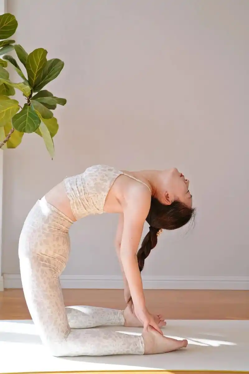 瑜伽体式-骆驼式.令人愉悦的骆驼式 梵文 ustrasana - 抖音