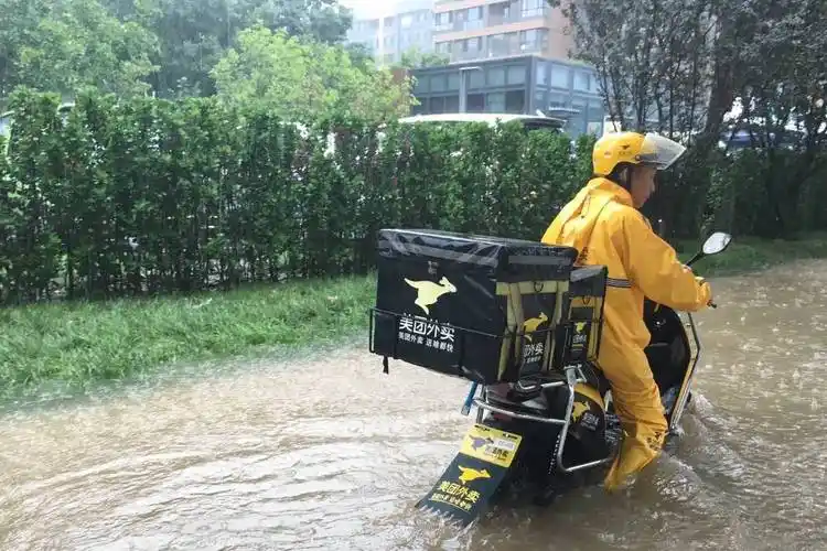 原创满大街辛苦送餐的外卖小哥他们一个月到底能赚多少钱