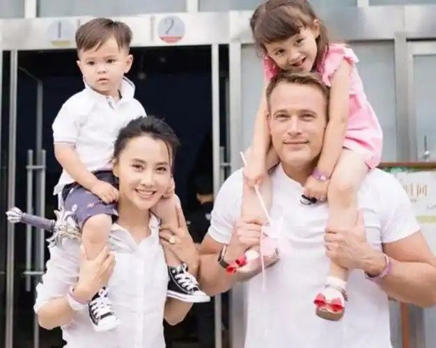 马雅舒儿女近照曝光,米雅高高瘦瘦长得像同父异母姐姐,颜值好高