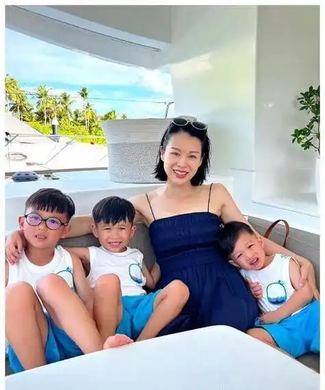 45岁胡杏儿一家出游,三个儿子穿兄弟装帅气可爱,网友惋惜黄宗泽