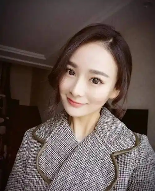 卓亨瑜再次碰瓷杨幂,不满猛喷网友,还口口声声喊着要做自己!