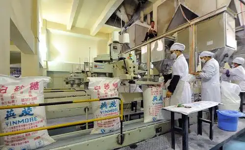 工人在景罕糖厂蔗糖生产线上工作(3月21日摄).新华社记者 陈海宁 摄