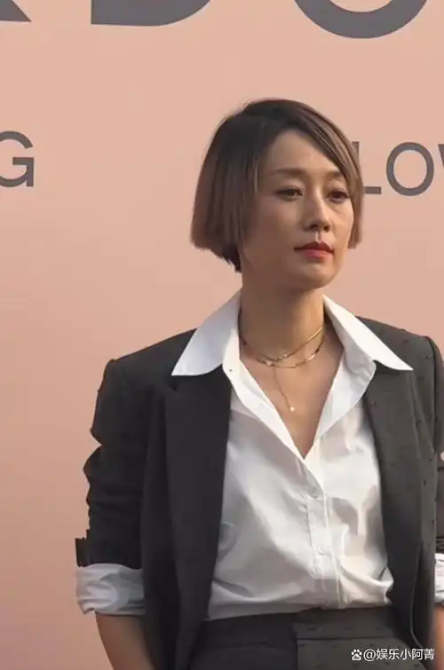 然而,在一次活动中,马伊琍的中短发再次成为了焦点.