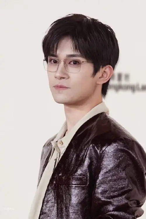 易烊千玺复古红皮衣##vogue红毯造型