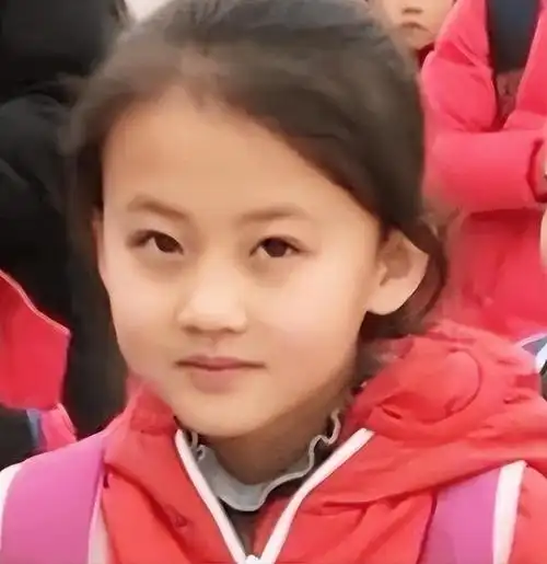 2021年,宁夏7岁小女孩一笑成名,后拒百万签约,如今怎么样了?