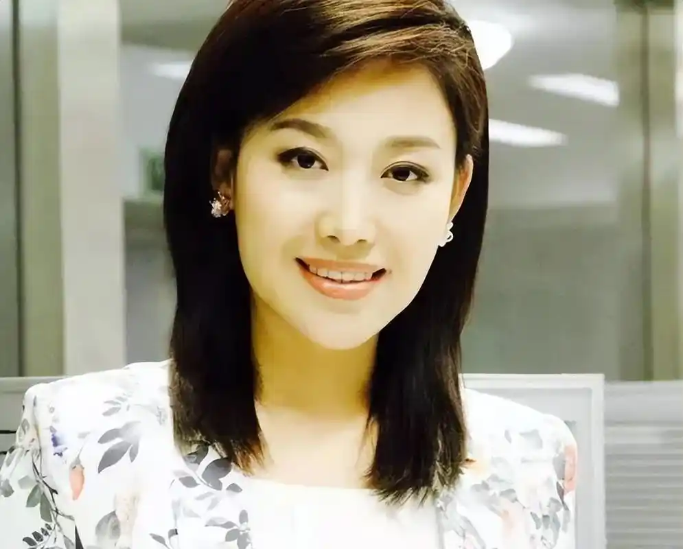 央视主播郑丽:赵普的妻子是谣言,37岁低调当妈妈,丈夫是圈外人