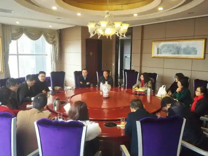 处领导班子成员和列席人员共计17人在三公尚品酒店召开了圆桌会