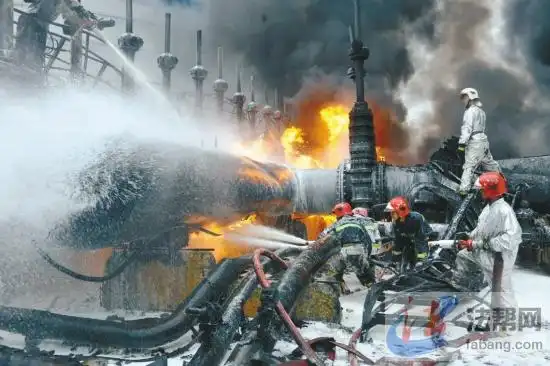 据"11·22"中石化东黄输油管道泄漏爆炸事故现场指挥部消息,事故