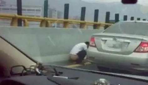 高速堵车"尿急"怎么办?男生用瓶子,看看女生如何"解决问题"_时候
