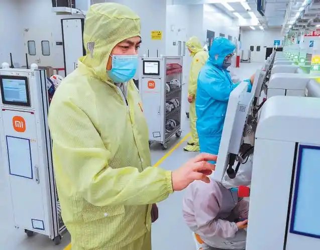 昨天,小米智能工厂的工作人员正紧张有序地工作.本报记者 吴镝摄