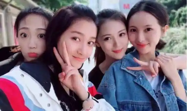关晓彤与大学舍友合照曝光,看到合影之后,网友:她没有谦虚_相貌_女