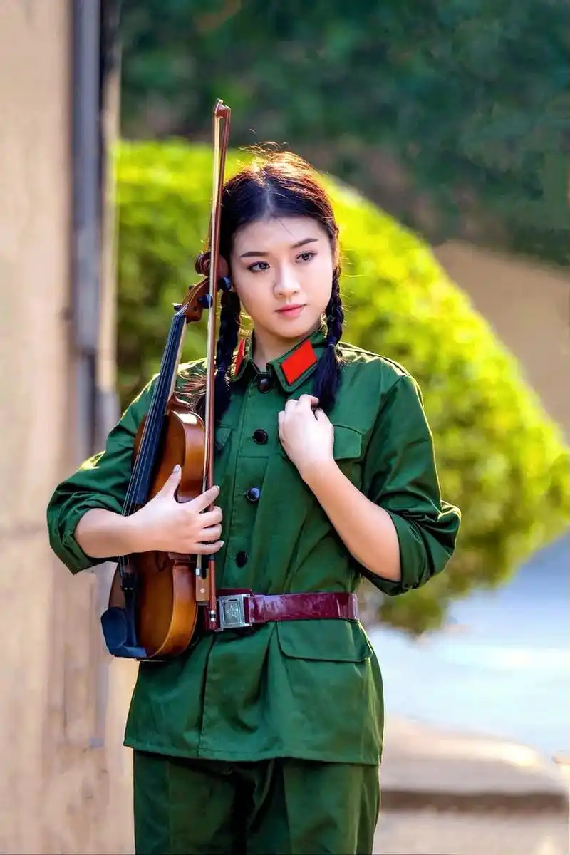 《火红的芳华年代》 那是青春吐芳华 每个 - 抖音