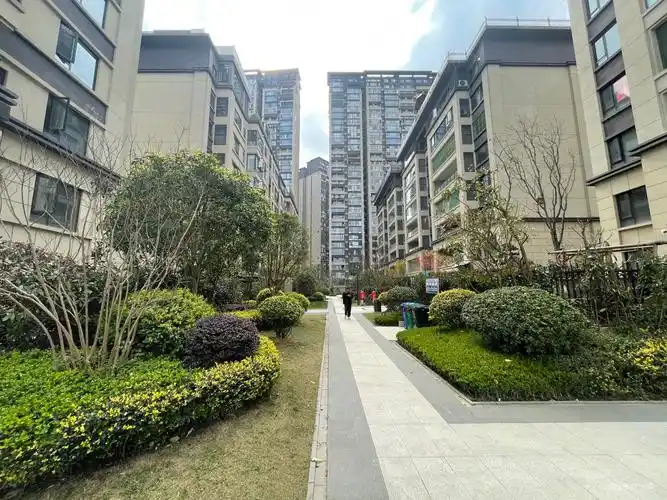 保利大国璟洋房顶楼带露台花园毛坯客厅挑高