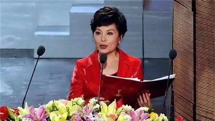 《新闻联播》主持人李瑞英:工作28年0失误,"孩子坠楼"不管?