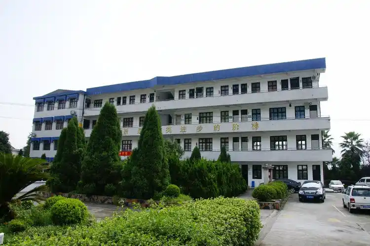 p data-id="gnhfb3yqal">温州市鹿城区藤桥中学创办于1956年,原名