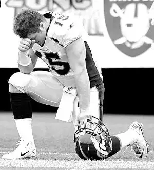 皮尔斯单膝跪地模仿nfl球星 直言赢球感谢上帝-搜狐体育