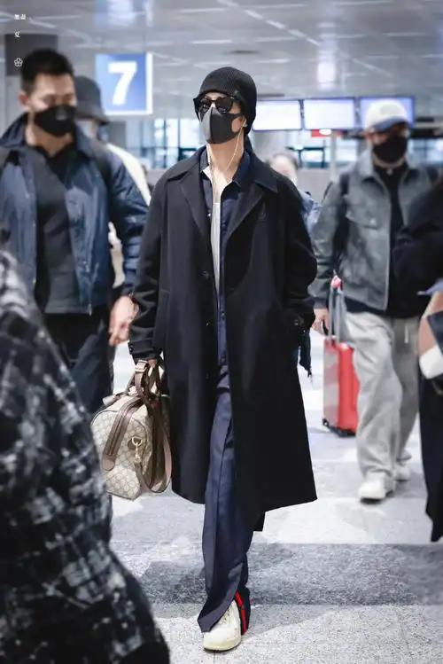 肖战米兰机场饭拍##肖战机场##hello时装周