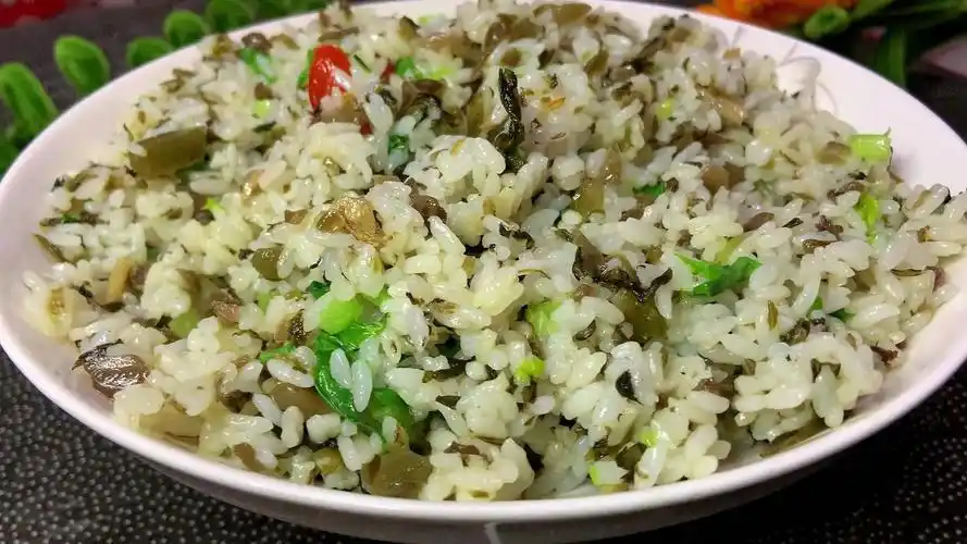 酸菜炒饭,它吃起来口感适中,香气浓郁,老少皆宜