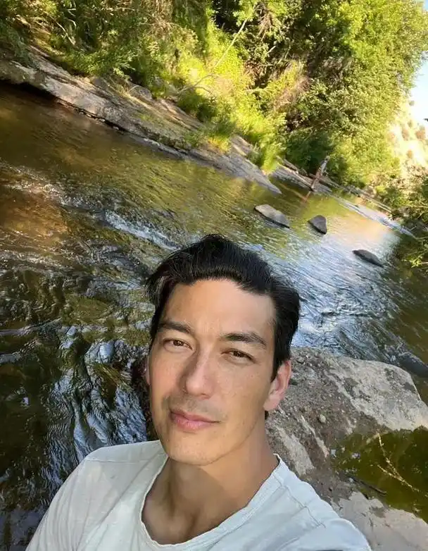 黄金单身汉丹尼斯吴,风采依旧,高颜值深受观众喜爱