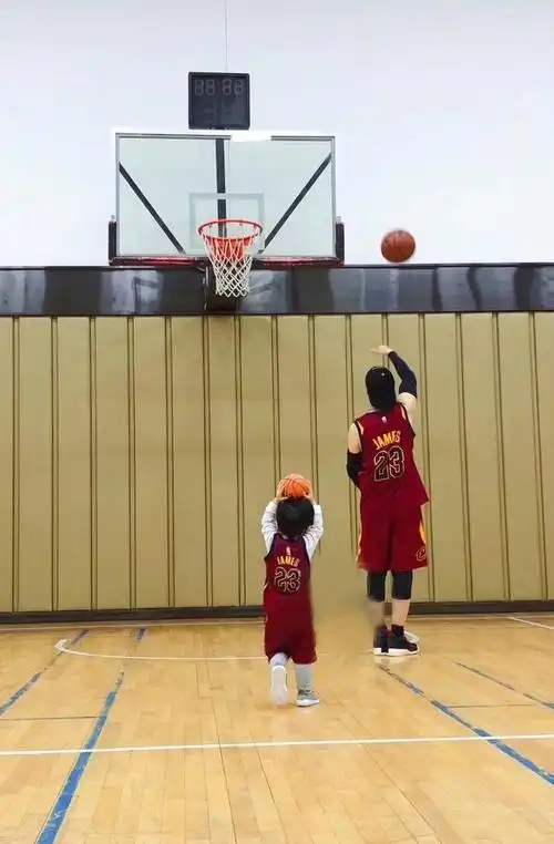 黄晓明第二天发文为小海绵庆生,疑似扮奥特曼逗他开心,父爱满满