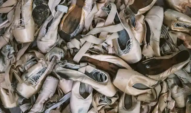 照片中展示芭蕾演员穿坏的无数芭蕾舞鞋.